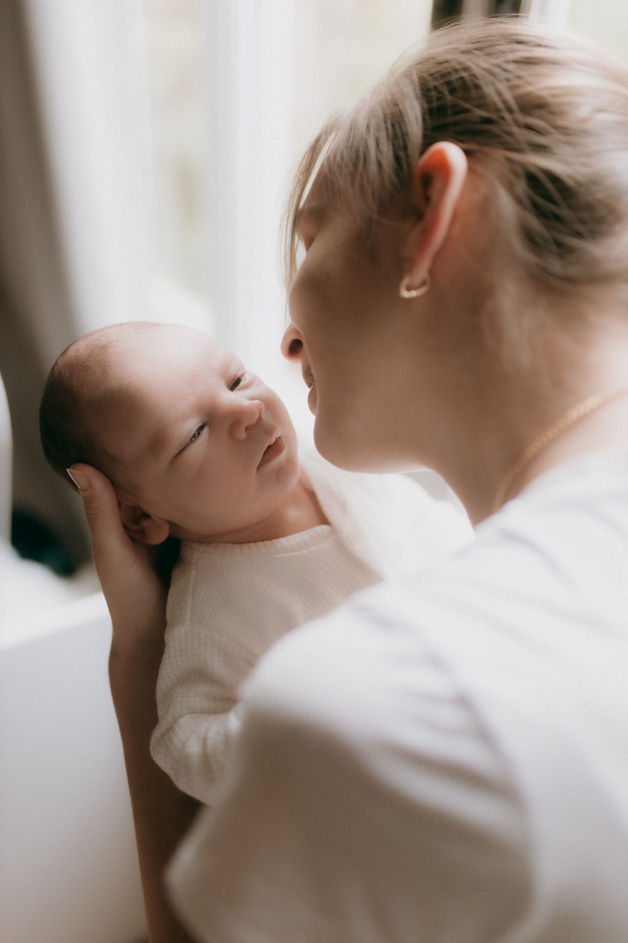Une maman et son nouveau-né dans une lumière douce